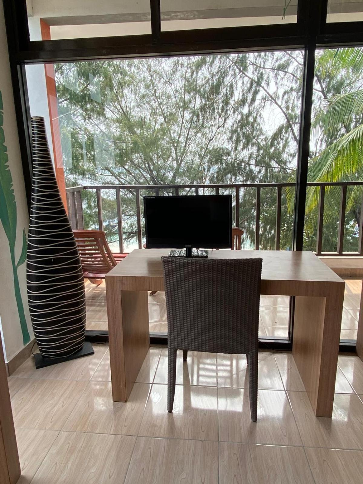 Tropica Gili Total Body Fit - Free Access Gym And Coworking Space Gili Trawangan Extérieur photo