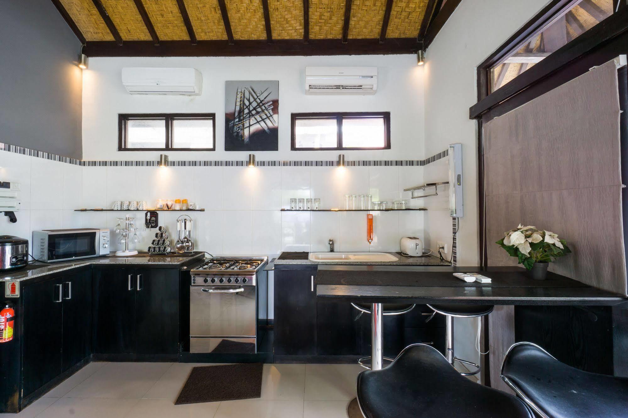 Tropica Gili Total Body Fit - Free Access Gym And Coworking Space Gili Trawangan Extérieur photo